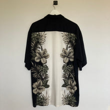 Charger l&#39;image dans la galerie, Chemise hawaïenne vintage noire et blanche à fleurs
