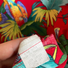 Charger l&#39;image dans la galerie, Chemise hawaïenne vintage Made in Hawaii rouge - motifs à fleurs et perroquets (M/L)
