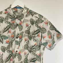 Charger l&#39;image dans la galerie, Chemise hawaïenne Jack and Jones (M coupe cintrée) - motifs à fleurs pour homme

