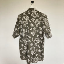 Charger l&#39;image dans la galerie, Chemise hawaïenne grise vintage à fleurs pour homme
