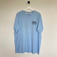 Charger l&#39;image dans la galerie, Tee-shirt vintage bleu imprimé au dos (XL)
