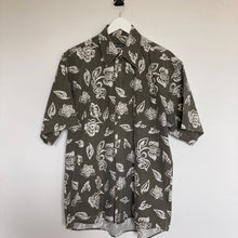 Charger l&#39;image dans la galerie, Chemise hawaïenne grise vintage à fleurs pour homme

