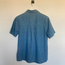 Charger l&#39;image dans la galerie, Chemise en jean vintage brodé (S/M femme)
