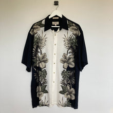 Charger l&#39;image dans la galerie, Chemise hawaïenne vintage noire et blanche à fleurs
