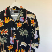 Charger l&#39;image dans la galerie, chemise hawaienne vintage à fleurs ou à motifs homme - guitares palmiers
