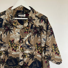 Charger l&#39;image dans la galerie, Chemise hawaïenne vintage foncée à fleurs et à motifs pour homme
