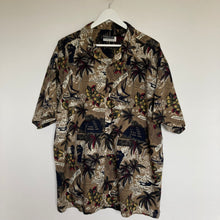 Charger l&#39;image dans la galerie, Chemise hawaïenne vintage foncée à fleurs et à motifs pour homme
