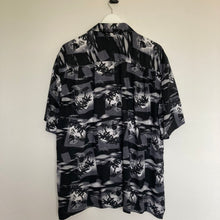 Charger l&#39;image dans la galerie, Chemise hawaïenne noire et blanche (L/XL)
