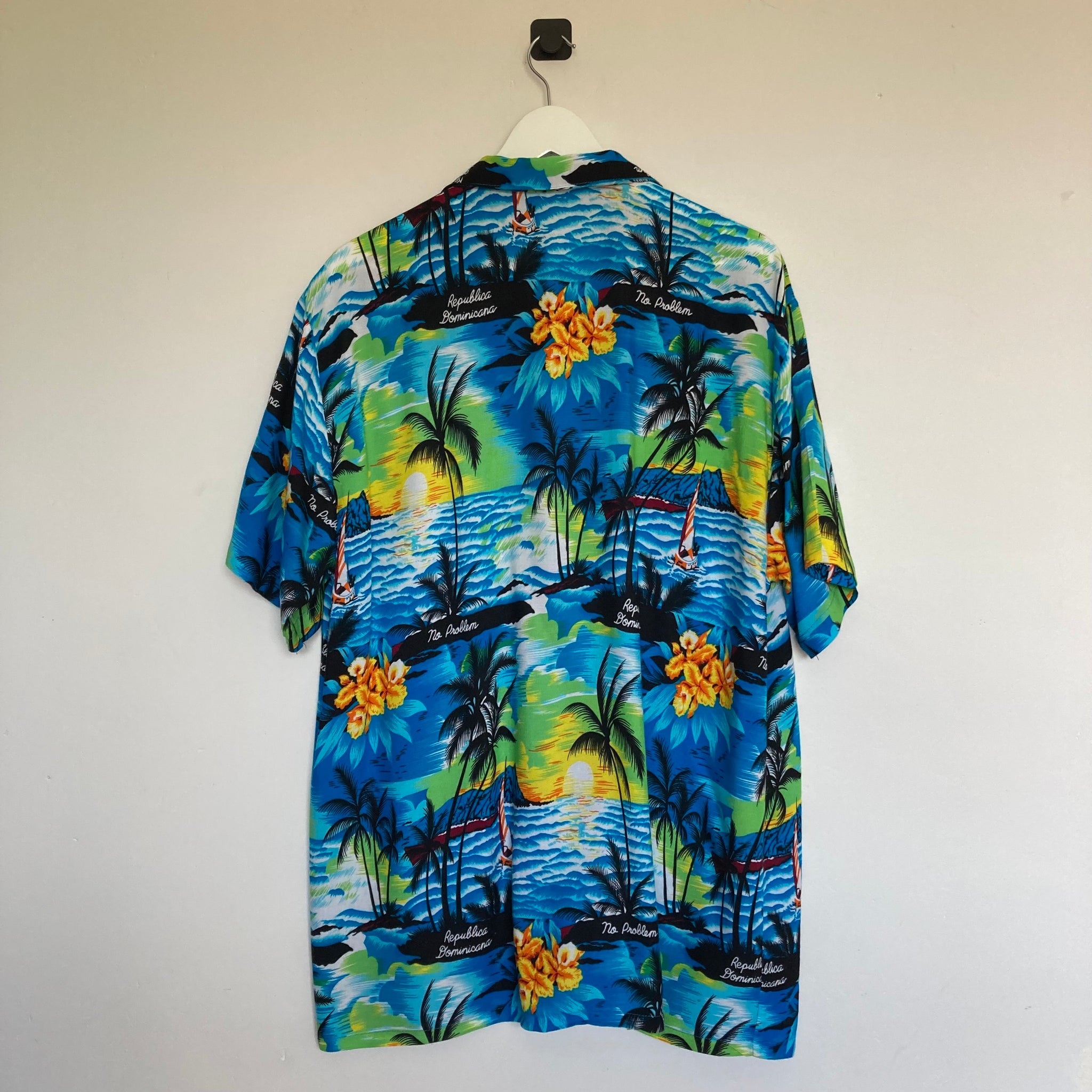 Chemise hawaienne bleue fleurs ecru - Blue hawaiian shirt with floral Chemise hawaienne bleue fleurs ecru - Blue hawaiian shirt with floral