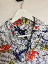 Charger l&#39;image dans la galerie, Chemise hawaïenne à fleurs bleue et blanche (M)
