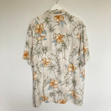 Charger l&#39;image dans la galerie, Chemise hawaïenne vintage à fleurs et à motifs pour homme - couleurs claires

