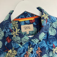 Charger l&#39;image dans la galerie, Chemise hawaïenne à fleurs pour homme grande taille - 100% coton et couleur bleu foncé et pastel
