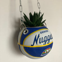 Charger l&#39;image dans la galerie, decoration-ballon-de-basket-transforme-en-pot-de-fleur-nuggets-basketball-planter
