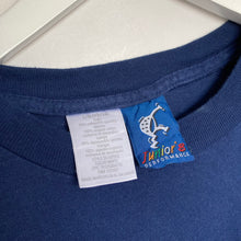 Charger l&#39;image dans la galerie, t-shirt-bleu-homme-vintage-imprime-au-dos-colore

