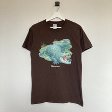 Charger l&#39;image dans la galerie,      t-shirt-marron-et-vert-homme-vintage-imprime-animal-crocodile-moutain
