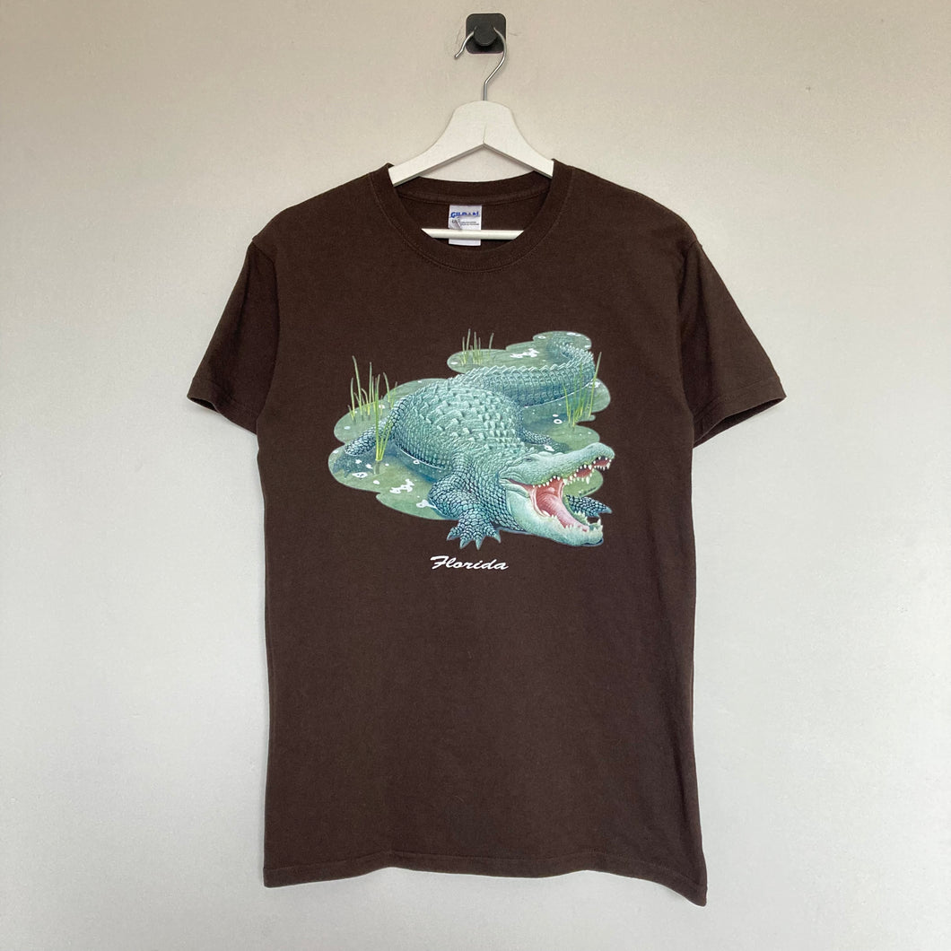      t-shirt-marron-et-vert-homme-vintage-imprime-animal-crocodile-moutain