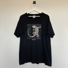 Charger l&#39;image dans la galerie,     t-shirt-noir-homme-vintage-imprime-blanc-menorca
