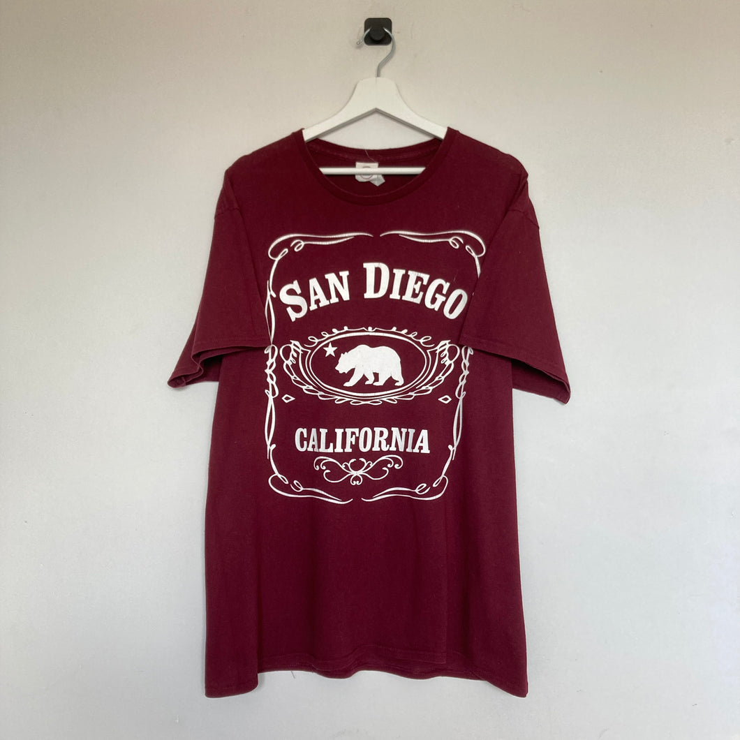      t-shirt-vintage-homme-bordeaux-a-imprime-motif-california