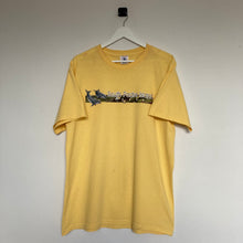 Charger l&#39;image dans la galerie,       t-shirt-vintage-homme-jaune-pastel-a-imprime-motif
