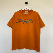 Charger l&#39;image dans la galerie,     t-shirt-vintage-homme-orange-a-imprime-souvenir-tee
