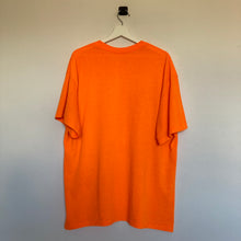 Charger l&#39;image dans la galerie,     t-shirt-vintage-homme-orange-a-imprime-usa-souvenir-tee
