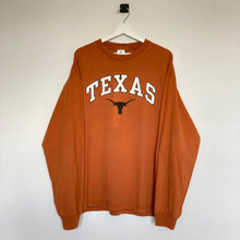 Charger l&#39;image dans la galerie,     t-shirt-vintage-manches-longues-homme-orange-a-imprime-graphic-texas
