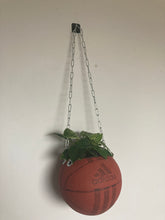 Charger l&#39;image dans la galerie, vase-original-avec-un-ballon-de-basket-transforme-en-pot-de-fleurs-ou-cache-pot-décoration
