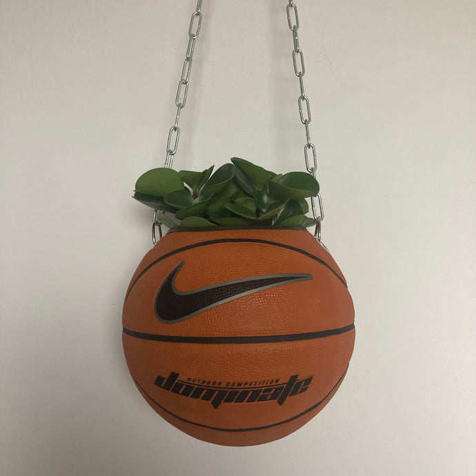 vase-original-avec-un-ballon-de-basket-transforme-en-pot-de-fleurs-ou-cache-pot-décoration