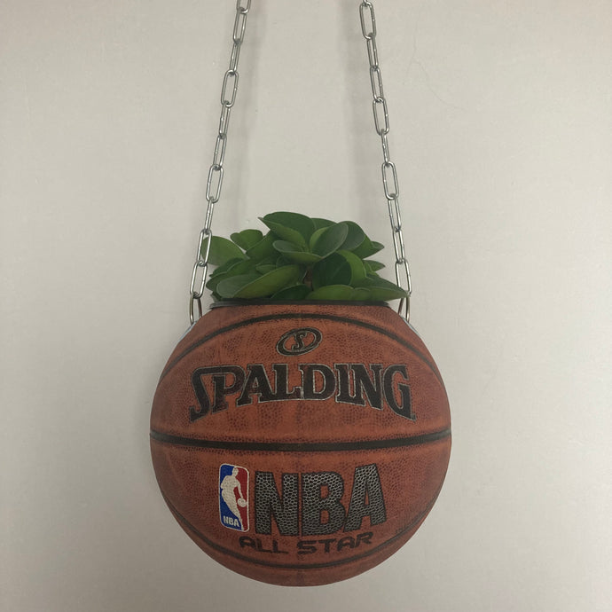 vase-original-avec-un-ballon-de-basket-transforme-en-pot-de-fleurs-ou-cache-pot-décoration