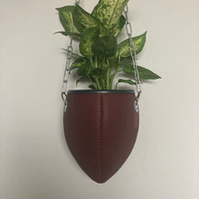 Charger l&#39;image dans la galerie, vase-original-avec-un-ballon-de-football-americain-nfl-transforme-en-pot-de-fleurs-ou-cache-pot-décoration
