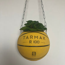 Charger l&#39;image dans la galerie, vase-original-avec-un-ballon-de-basket-transforme-en-pot-de-fleurs-ou-cache-pot-décoration
